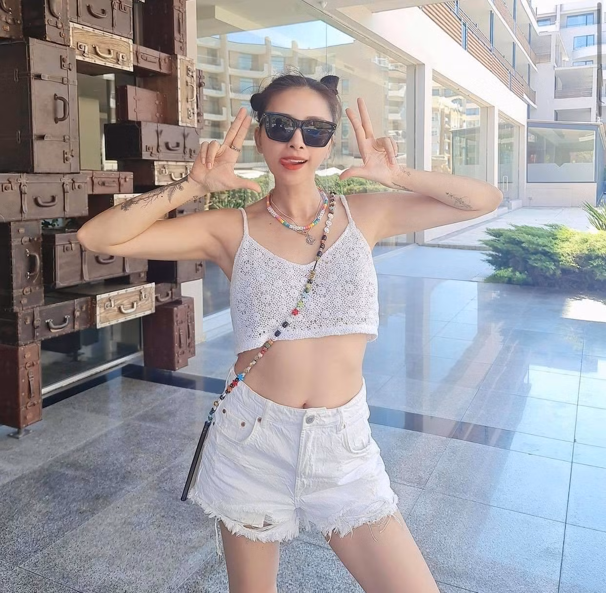 Trang phục giúp nữ diễn viên trẻ trung hơn hẳn so với tuổi thật. Trang phục giúp nữ diễn viên trẻ trung hơn hẳn so với tuổi thật.