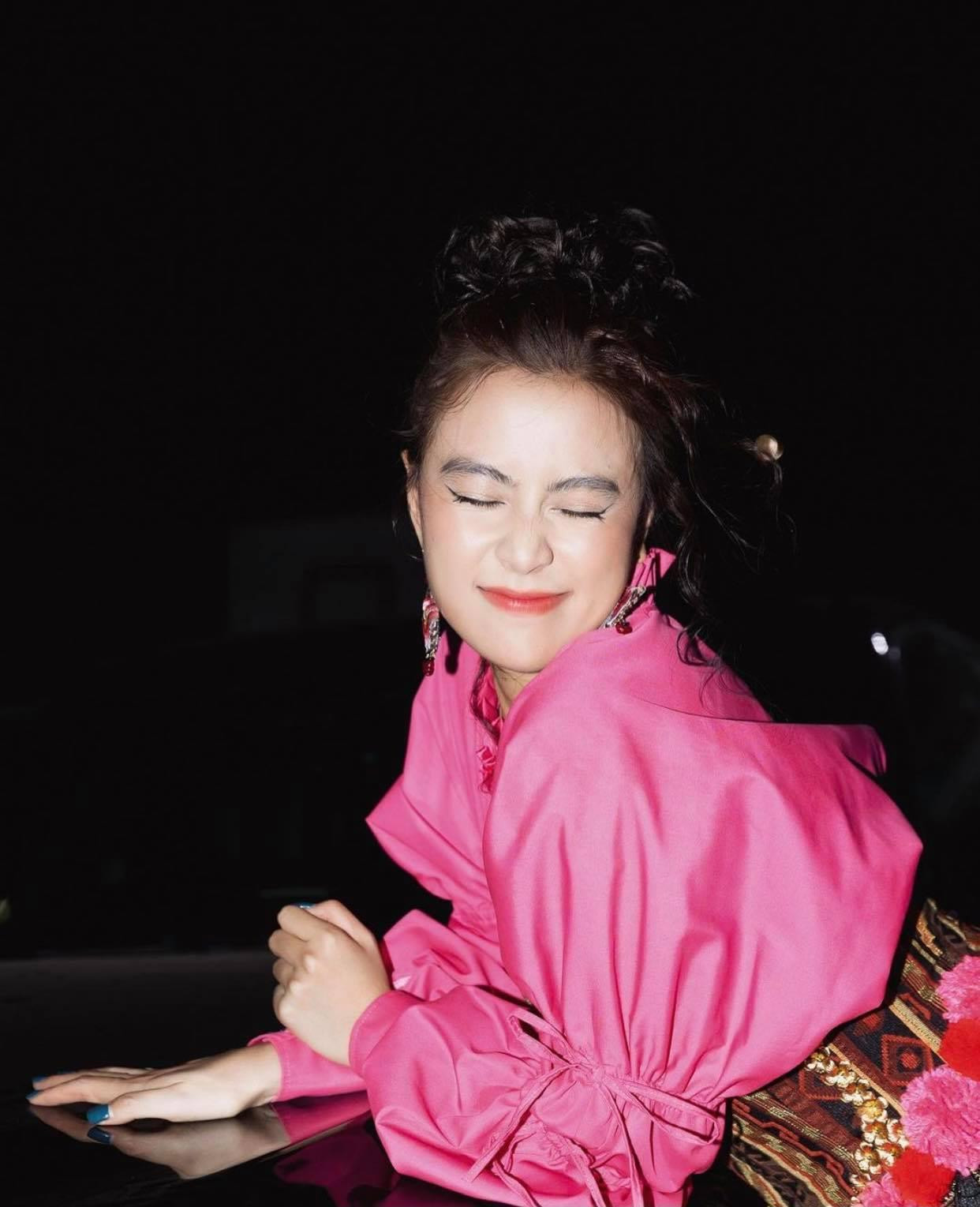 Trong khi đó, hình ảnh hậu trường nữ ca sĩ đăng tải vô cùng xinh đẹp. Trong khi đó, hình ảnh hậu trường nữ ca sĩ đăng tải vô cùng xinh đẹp.