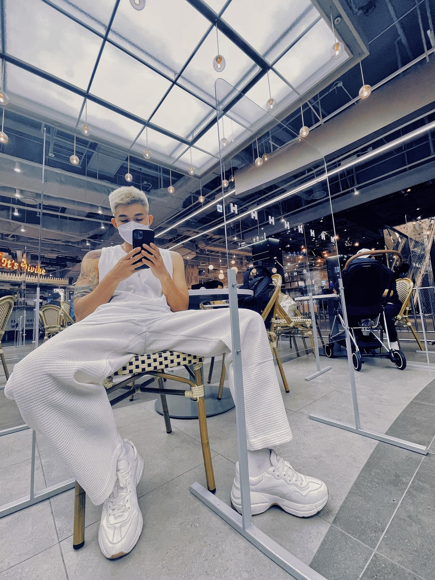 Cùng chiếc ghế, hai pô ảnh thần sầu. Cùng chiếc ghế, hai pô ảnh thần sầu.