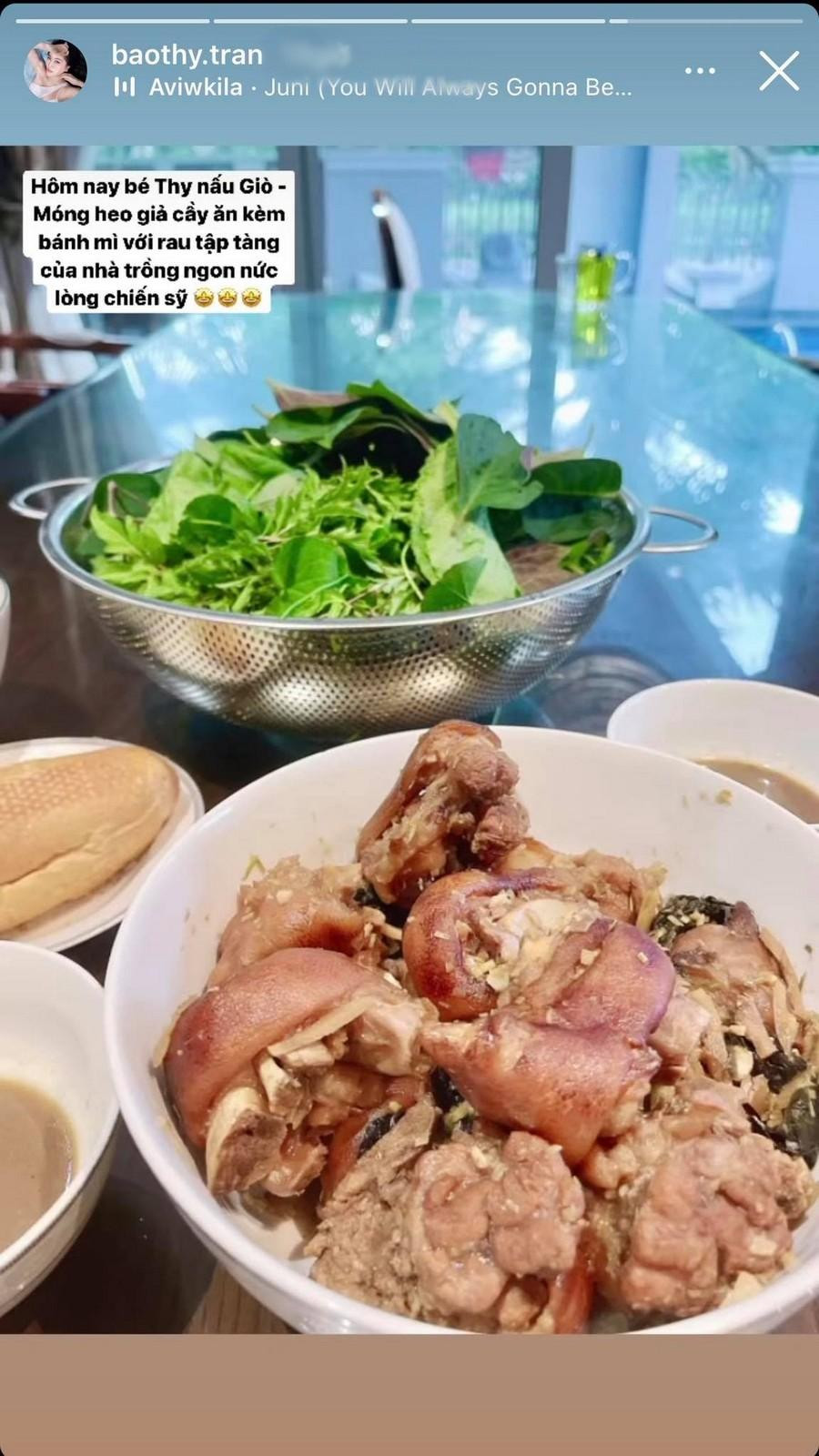 Bảo Thy cũng vào bếp làm giò móng heo giả cầy ăn cùng bánh mì và rau nhà trồng. Bảo Thy cũng vào bếp làm giò móng heo giả cầy ăn cùng bánh mì và rau nhà trồng.