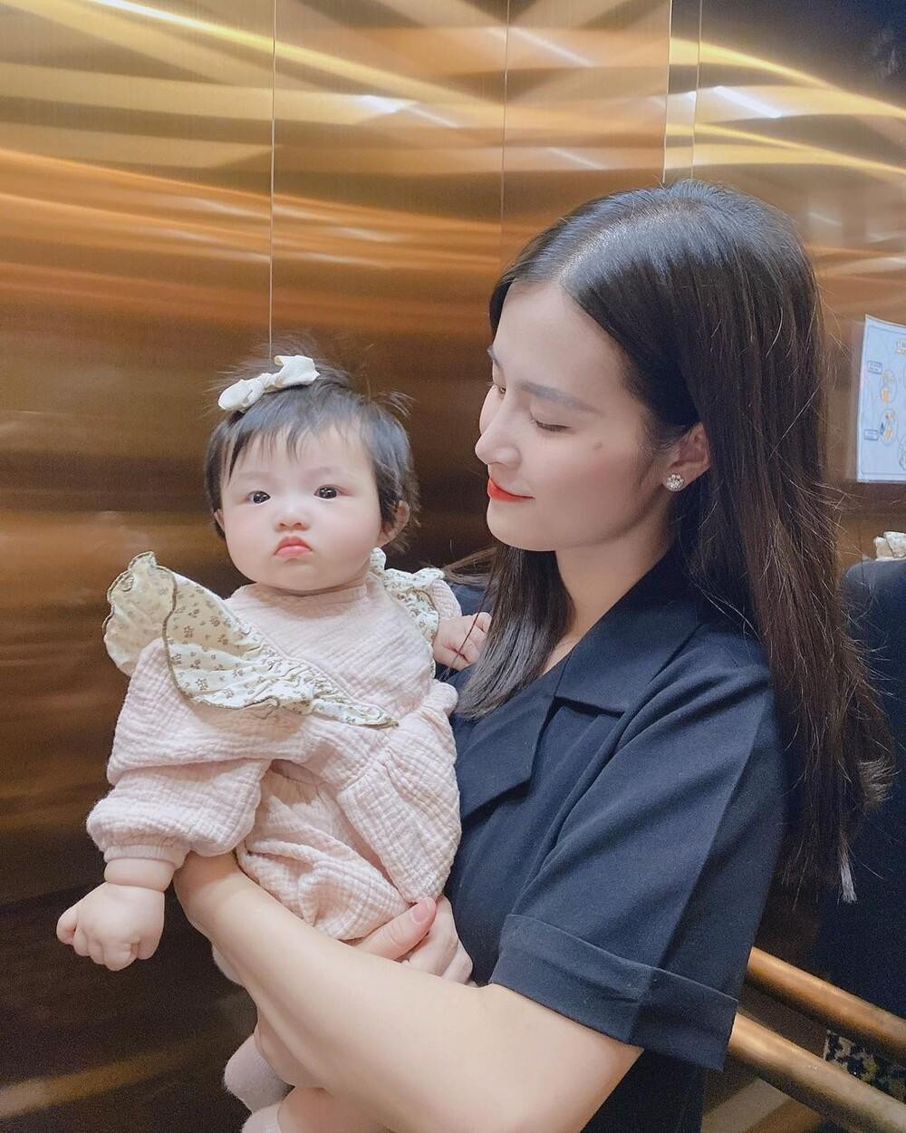 Đây không phải lần đầu tiên Đông Nhi chia sẻ hình ảnh &quot;hổ báo trường mẫu giáo&quot; của con gái.