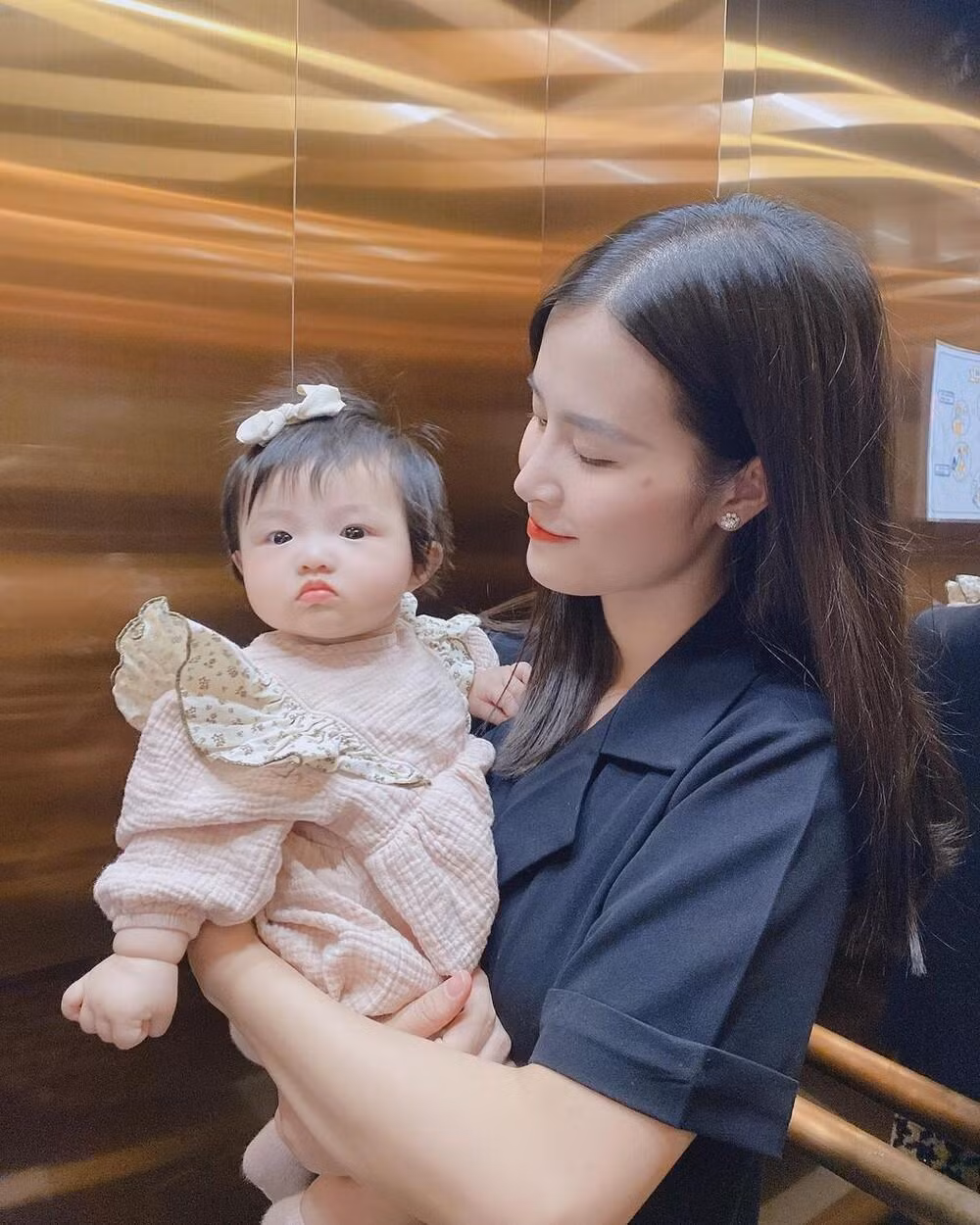 Đây không phải lần đầu tiên Đông Nhi chia sẻ hình ảnh "hổ báo trường mẫu giáo" của con gái.