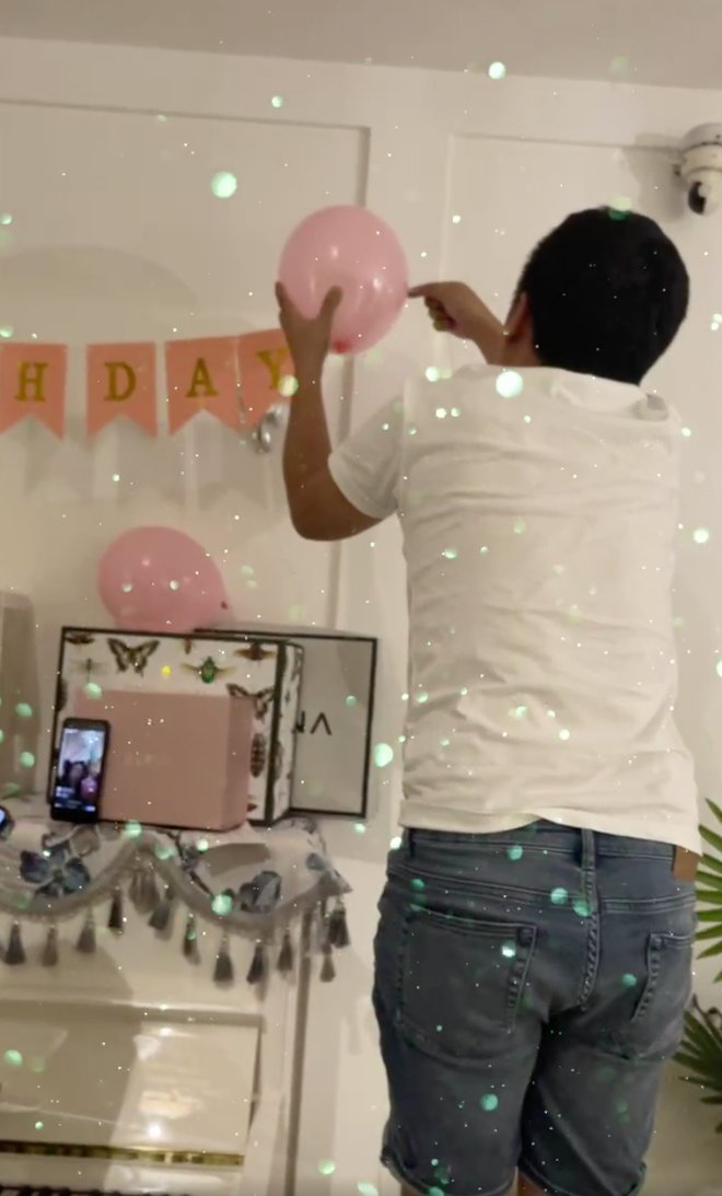 "Danh hài xứ Quảng" đích thân trang trí sinh nhật cho vợ, đây cũng là thói quen hằng năm từ khi cặp sao về chung nhà. "Danh hài xứ Quảng" đích thân trang trí sinh nhật cho vợ, đây cũng là thói quen hằng năm từ khi cặp sao về chung nhà.