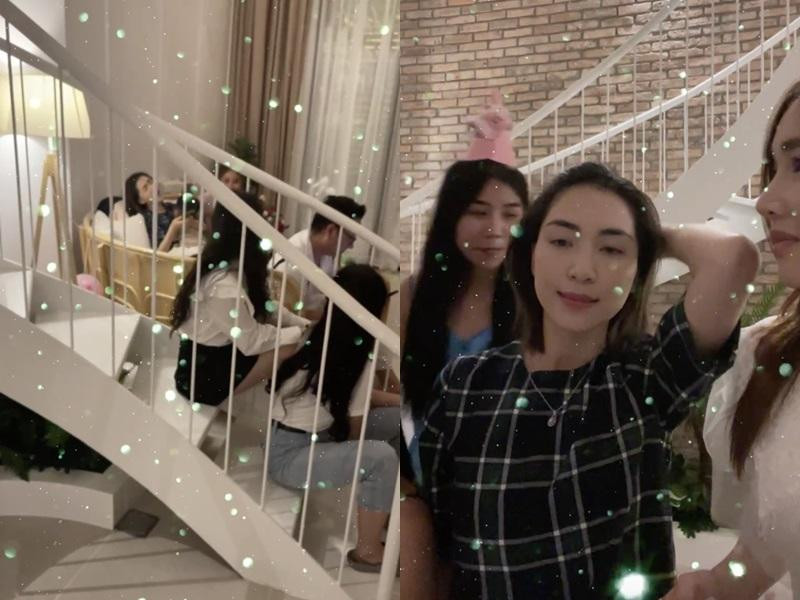 Chiếc cầu thang xoắn là điểm nhấn cho ngôi biệt thự của cặp sao. Chiếc cầu thang xoắn là điểm nhấn cho ngôi biệt thự của cặp sao.