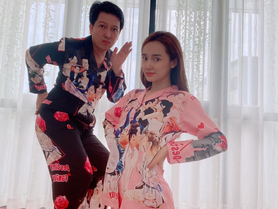 Cặp sao thường chọn tổ chức sinh nhật ở nhà, vừa thoải mái vừa ấm cúng. Cặp sao thường chọn tổ chức sinh nhật ở nhà, vừa thoải mái vừa ấm cúng.