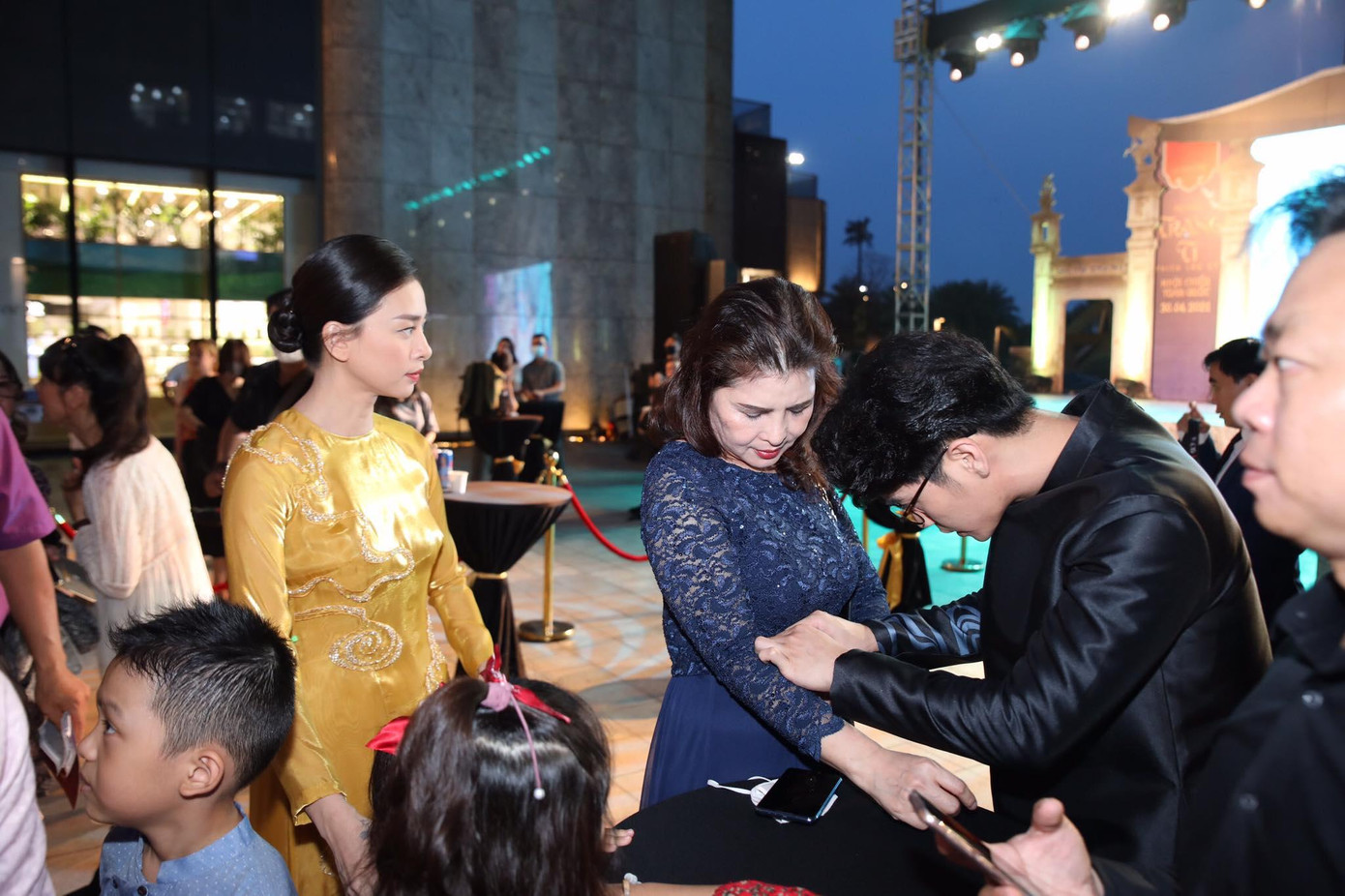 Khoảnh khắc nữ diễn viên ở chung khung hình với mẹ con Huy Trần. Khoảnh khắc nữ diễn viên ở chung khung hình với mẹ con Huy Trần.