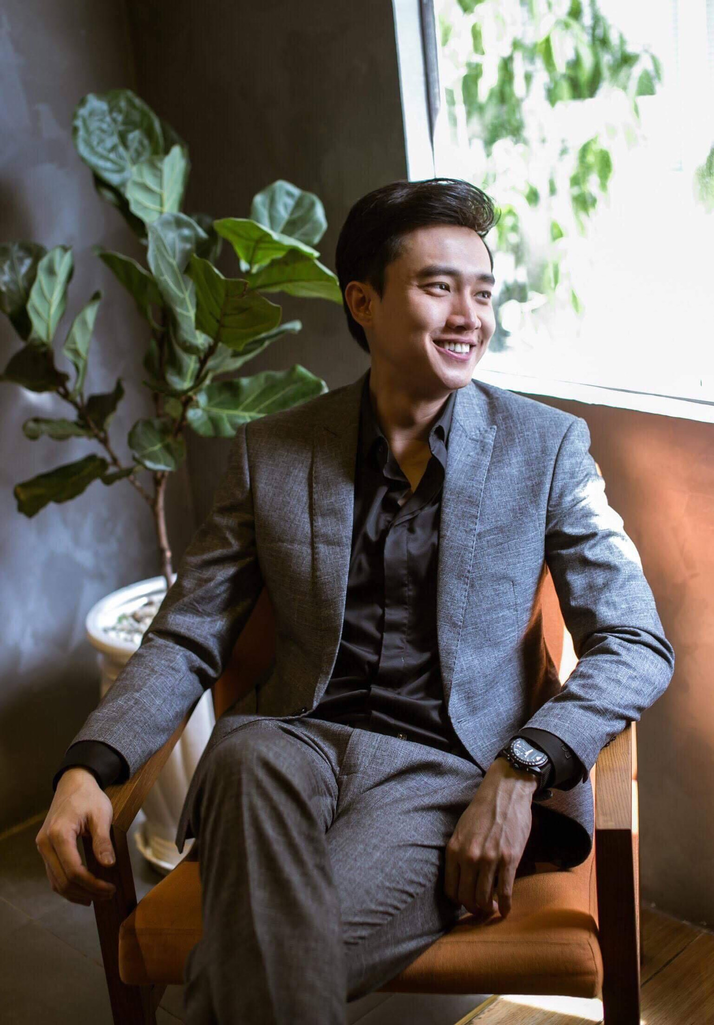 Vẻ điển trai, lịch lãm của nam diễn viên gốc Cần Thơ. Vẻ điển trai, lịch lãm của nam diễn viên gốc Cần Thơ.