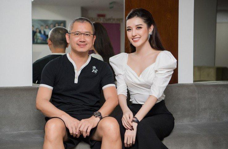 Bố của Á hậu Huyền My cũng được nhắc đến là một trong những ông bố điển trai của V-Biz.