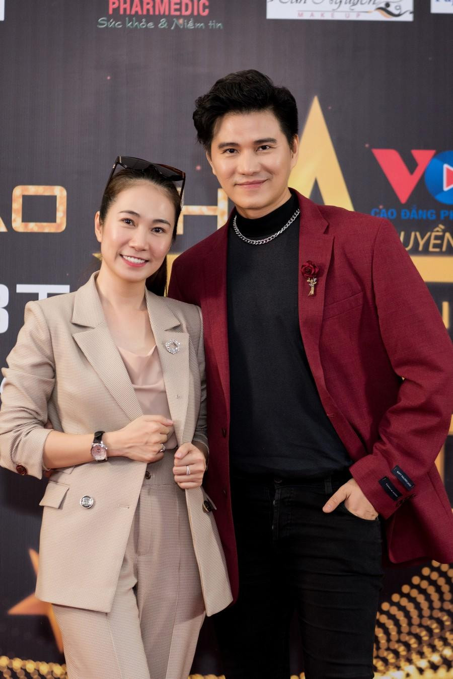 Vũ Mạnh Cường hội ngộ đàn chị, cùng ngồi ghế nóng chương trình. Vũ Mạnh Cường hội ngộ đàn chị, cùng ngồi ghế nóng chương trình.