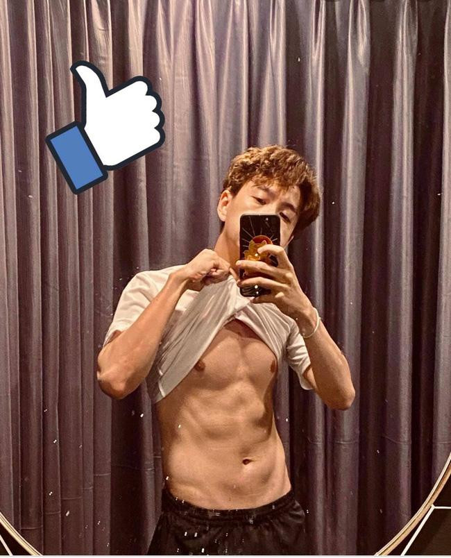 Giọng ca Giả Vờ Yêu khoe thân hình săn chắc sau một thời gian dài tập luyện. Giọng ca Giả Vờ Yêu khoe thân hình săn chắc sau một thời gian dài tập luyện.