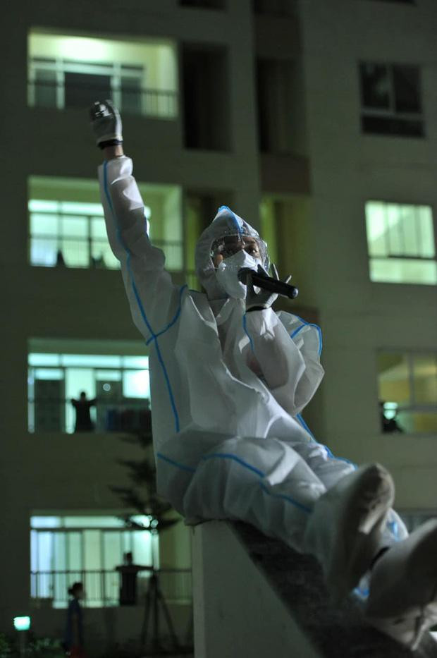 Tóc Tiên rất phấn khích khi biểu diễn ở bệnh viện dã chiến. (Ảnh: Ngo Tran Hai An)