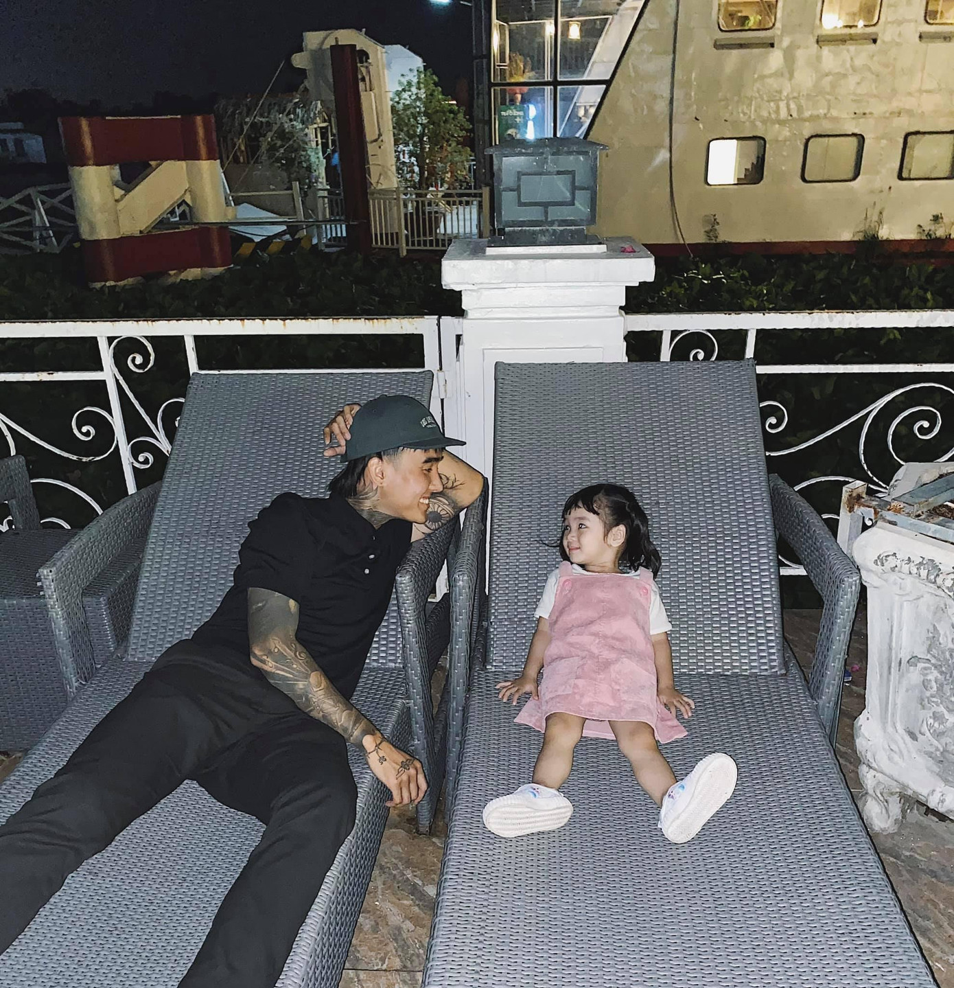 Có thể thấy nam ca sĩ có mối quan hệ rất tốt với gia đình Cindy Lư. Có thể thấy nam ca sĩ có mối quan hệ rất tốt với gia đình Cindy Lư.