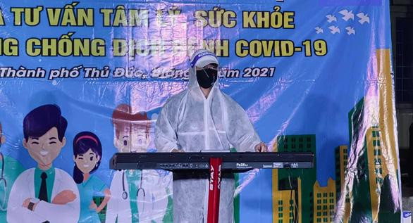 K-ICM biểu diễn trong một chương trình văn nghệ và tư vấn tâm lý, sức khỏe phòng chống dịch COVID-19. (Ảnh: FBNV)