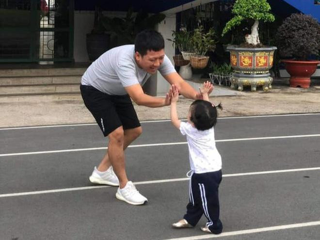 Những bức ảnh khéo léo không để lộ mặt con được cặp sao chia sẻ trước đó. Những bức ảnh khéo léo không để lộ mặt con được cặp sao chia sẻ trước đó.