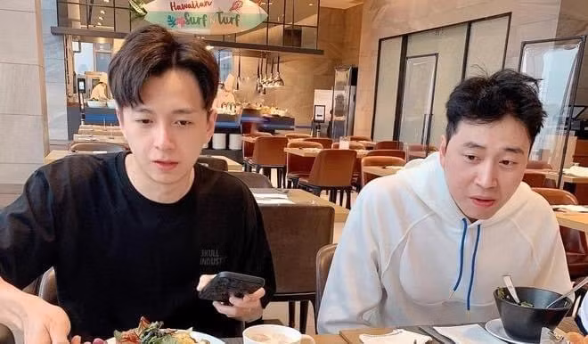 Nam rapper bị "dìm hàng" khi chụp hình cùng Ngô Kiến Huy.