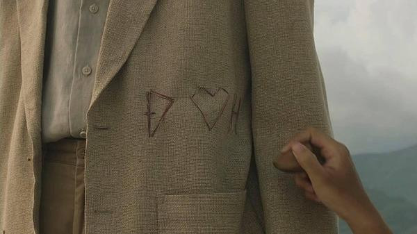 Tạo hình cái cây của Đen trong MV và khoảnh khắc "Đ <3 H" được khắc lên.