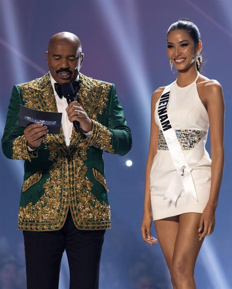 Hai đại diện Việt Nam trò chuyện với MC Steve Harvey. Hai đại diện Việt Nam trò chuyện với MC Steve Harvey.