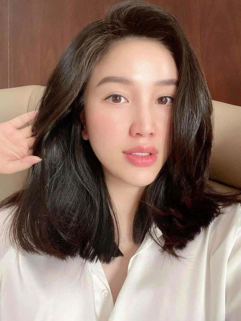 "Công chúa bong bóng" khoe nhẹ đầu hơn hẳn sau khi cắt tóc. "Công chúa bong bóng" khoe nhẹ đầu hơn hẳn sau khi cắt tóc.