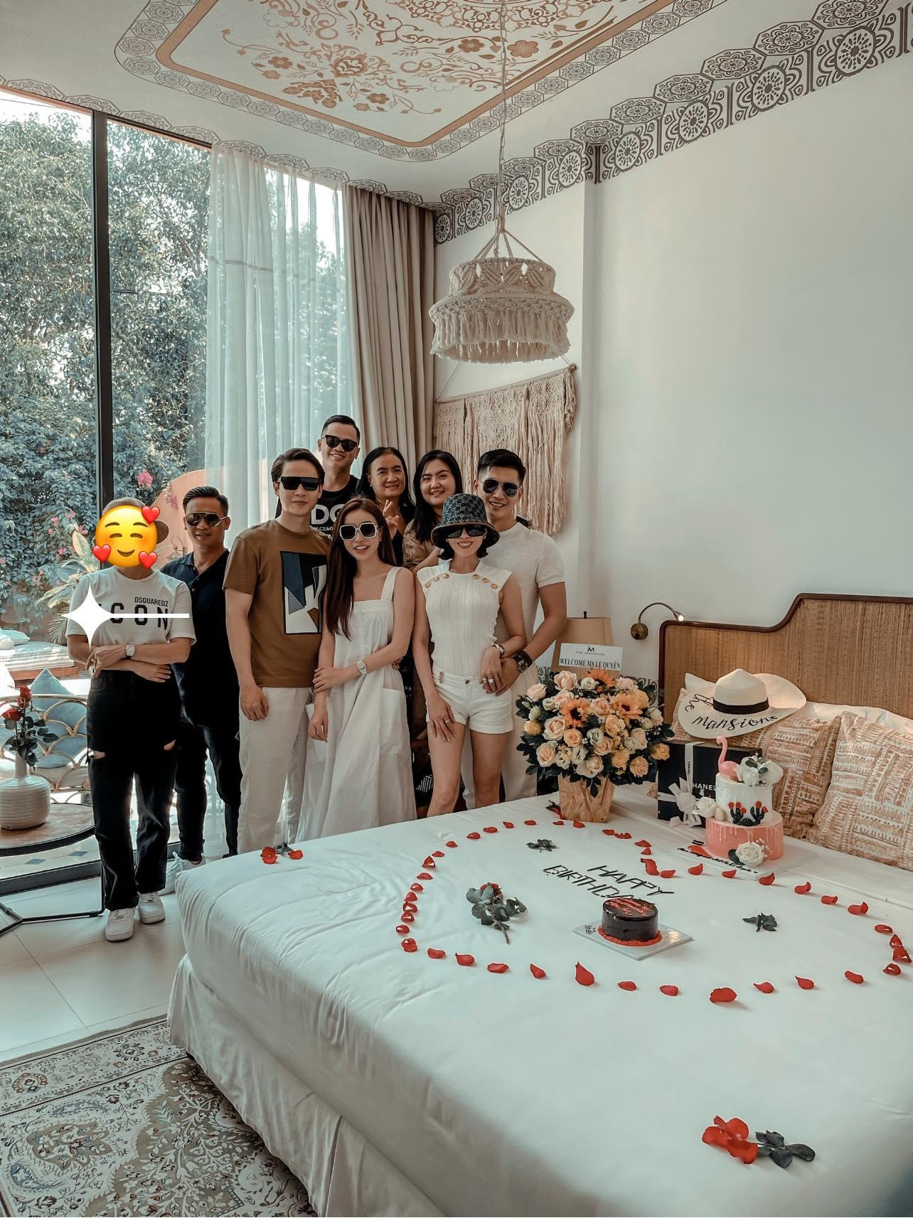 Khuôn mặt của Lệ Quyên rạng rỡ, ánh lên vẻ hạnh phúc khi đón tuổi mới.