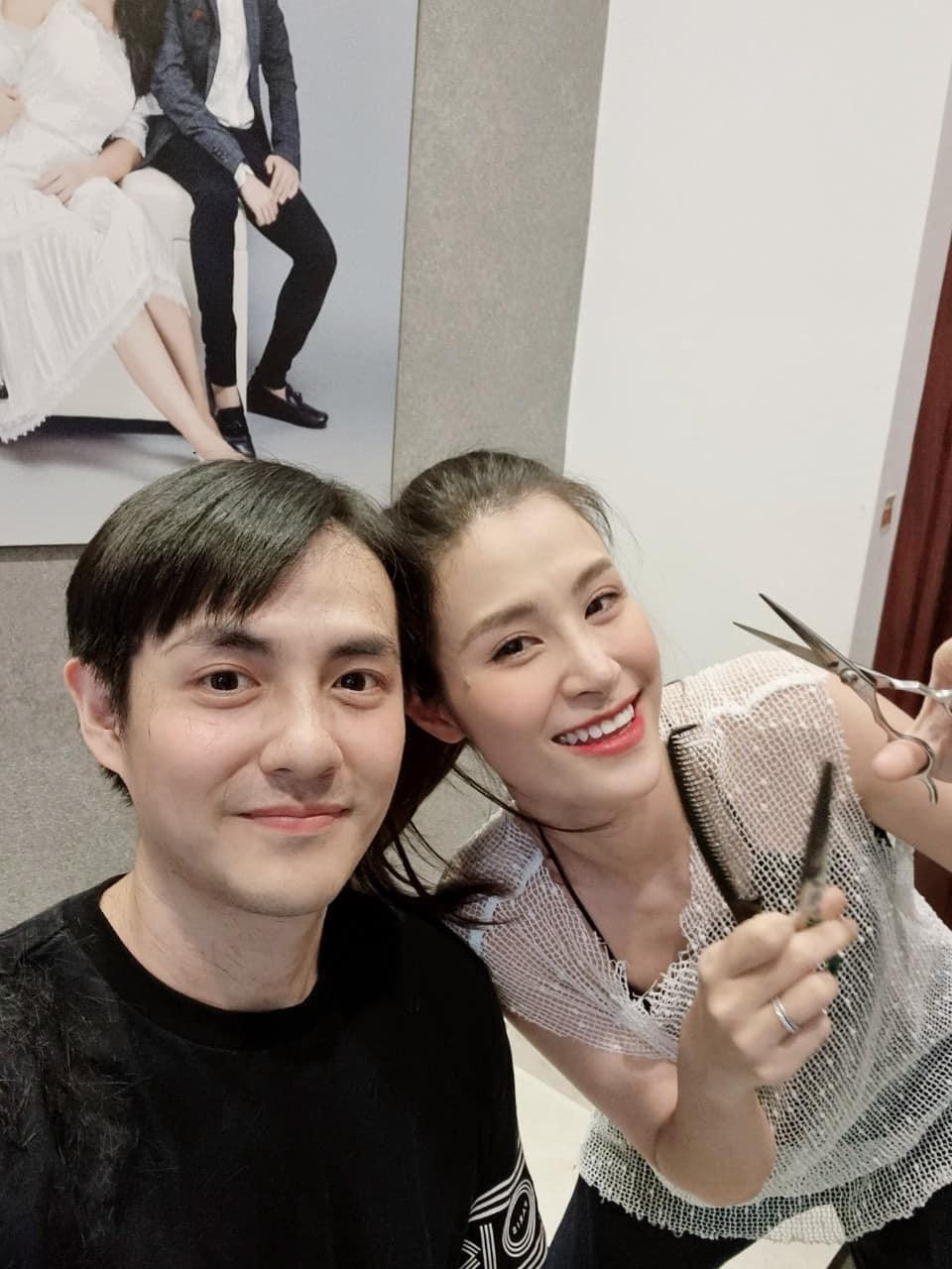 Ông Cao Thắng hài lòng với mái tóc mới. Ông Cao Thắng hài lòng với mái tóc mới.