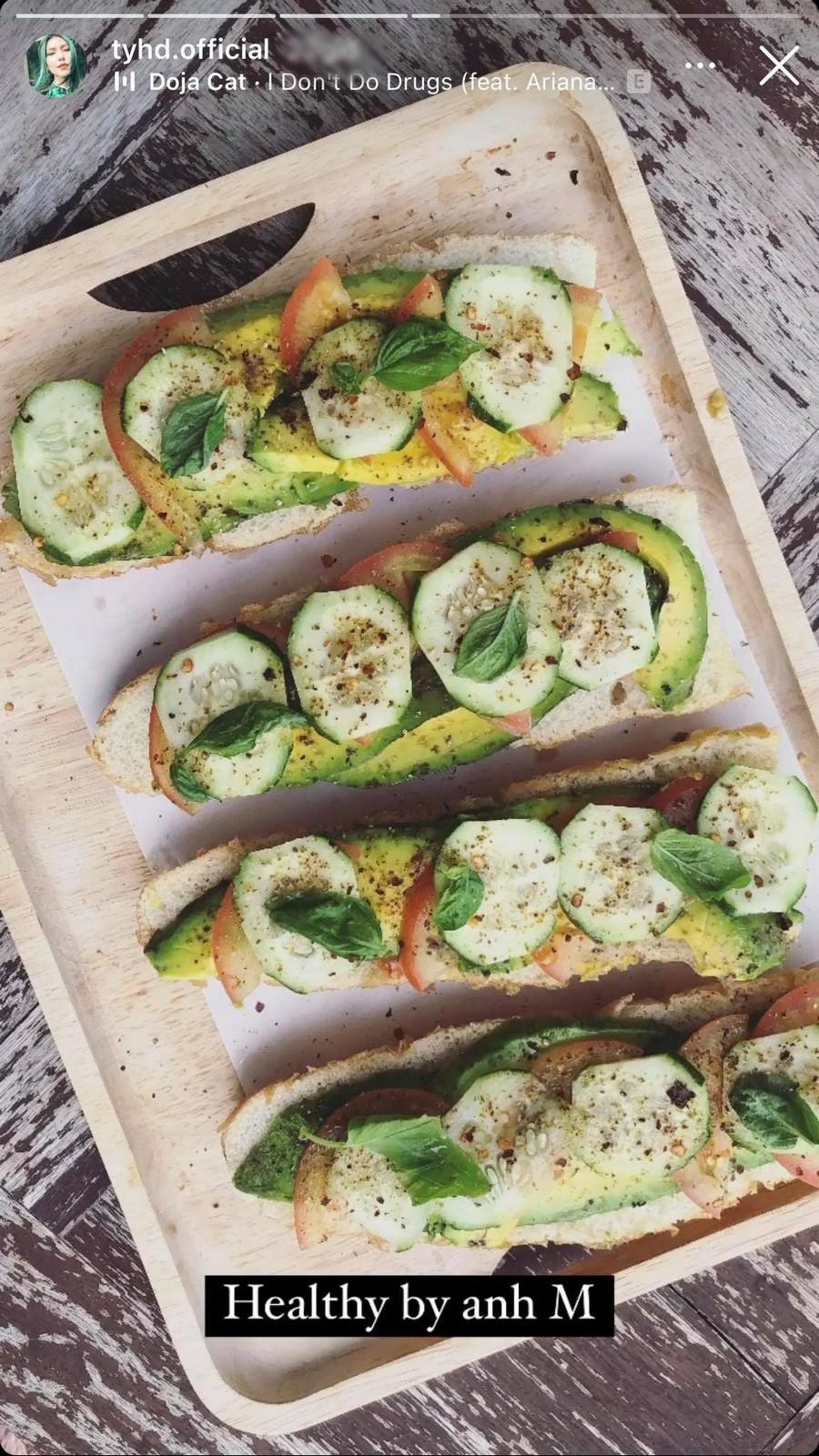 Người mẫu Thùy Dương khoe món bánh mì bơ do anh người yêu làm. Người mẫu Thùy Dương khoe món bánh mì bơ do anh người yêu làm.