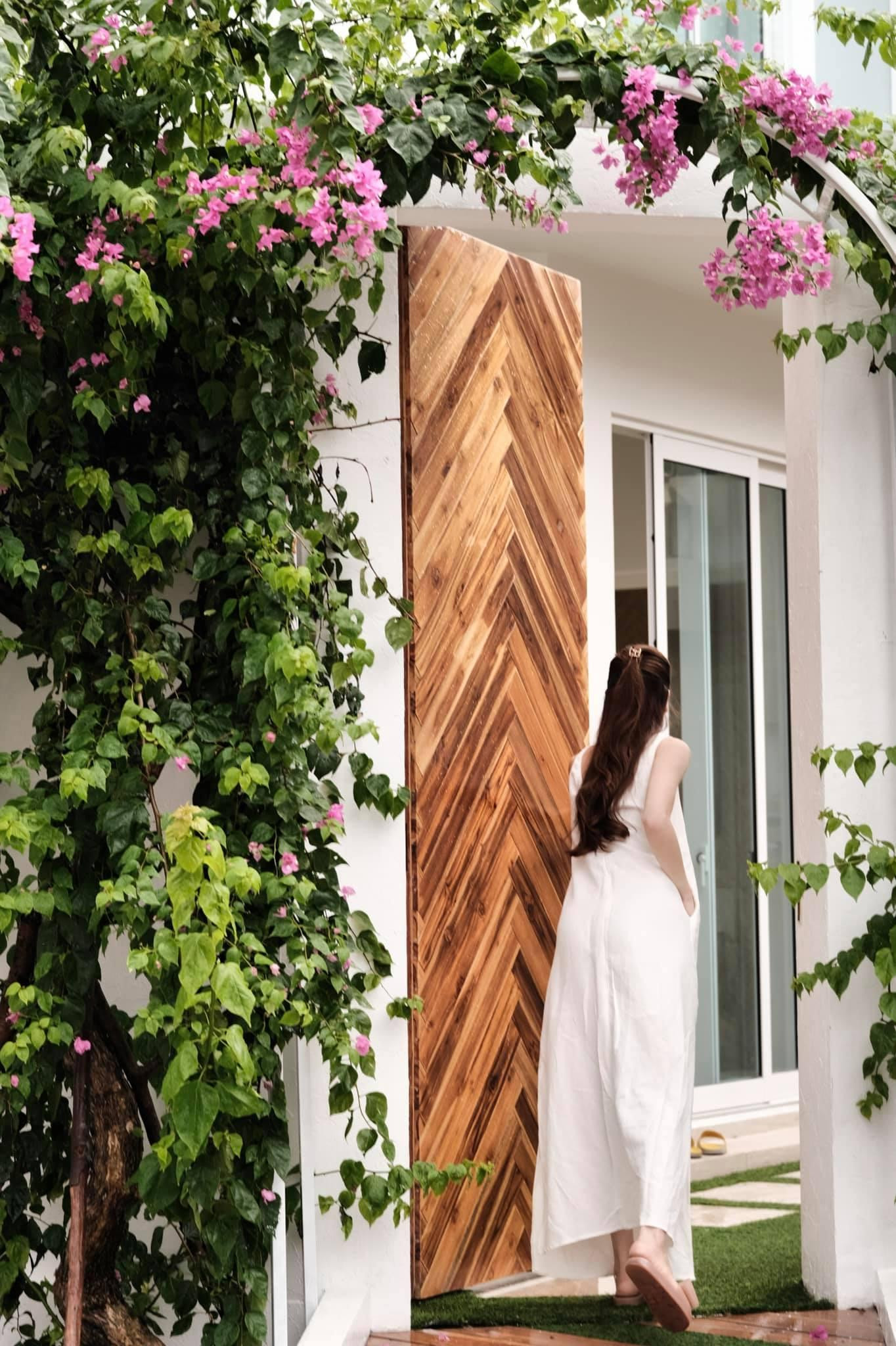 Cổng vào với giàn hoa giấy đẹp như thơ của căn biệt thự.