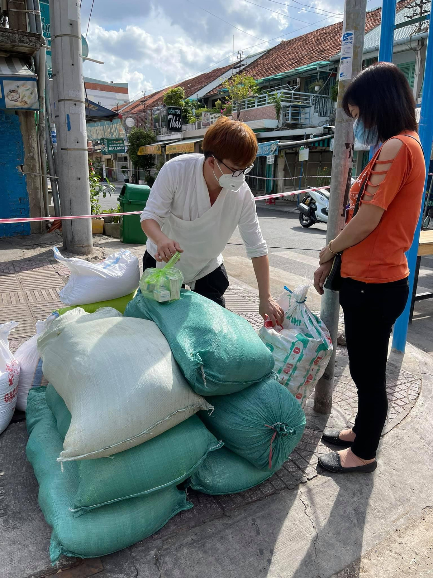 Đoàn của diễn viên Gia Đình Phép Thuật đi đến tất cả các quận/ huyện thuộc TP.HCM. Đoàn của diễn viên Gia Đình Phép Thuật đi đến tất cả các quận/ huyện thuộc TP.HCM.