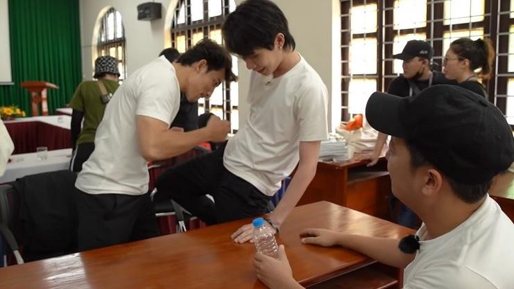 Trường Giang - Liên Bỉnh Phát - Jack thân thiết với nhau ở hậu trường. Trường Giang - Liên Bỉnh Phát - Jack thân thiết với nhau ở hậu trường.