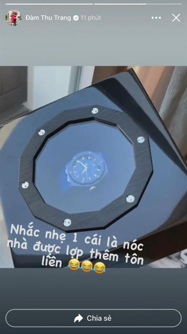 C Cường Đôla luôn khéo chọn quà có màu vợ thích. C Cường Đôla luôn khéo chọn quà có màu vợ thích.