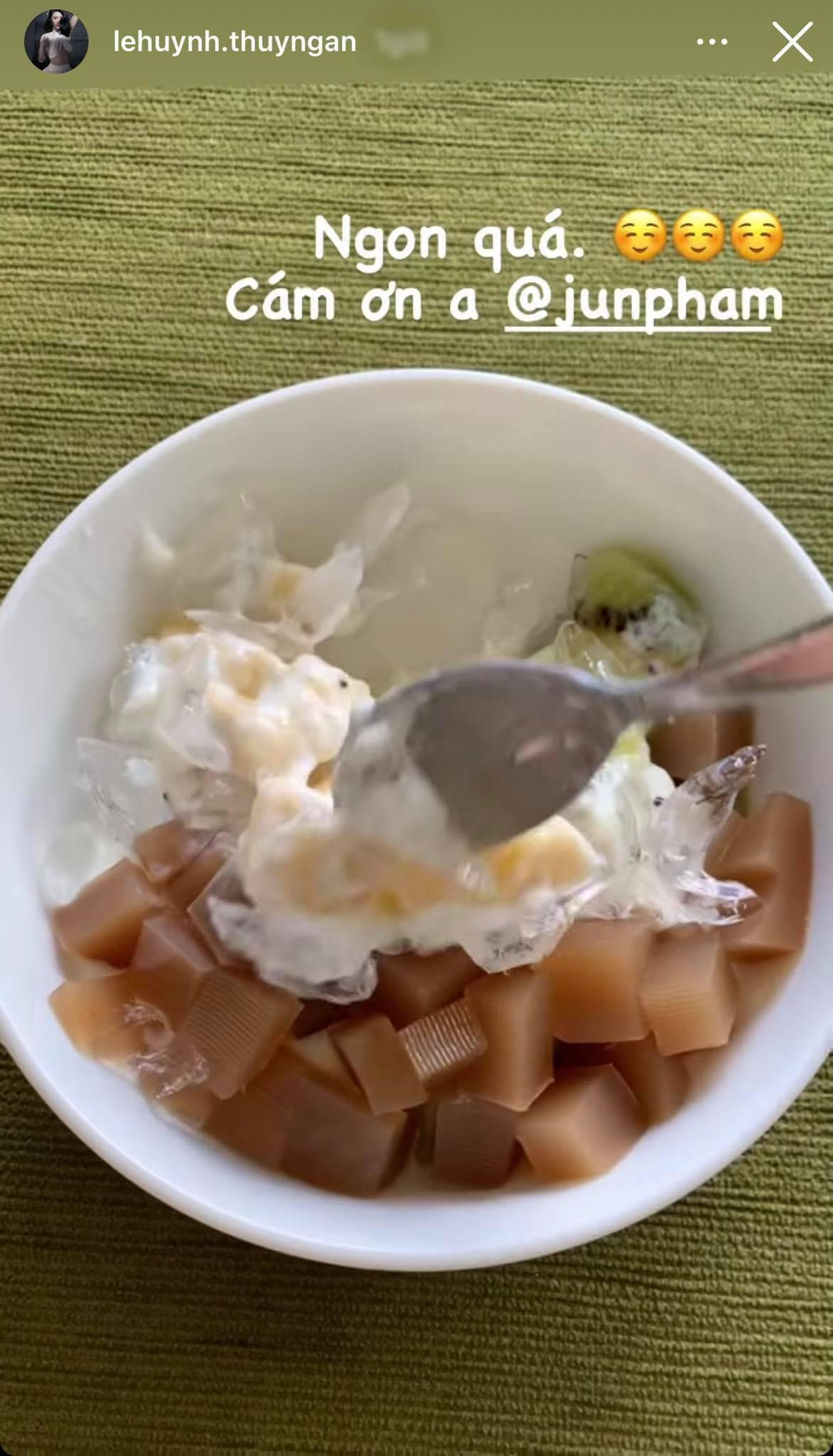 Jun Phạm "phòng bên" còn mua thêm trái cây cho các thành viên. Jun Phạm "phòng bên" còn mua thêm trái cây cho các thành viên.