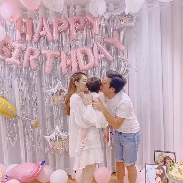 Cặp sao vẫn đăng ảnh cùng con gái nhưng không chụp chính diện để lộ gương mặt bé.