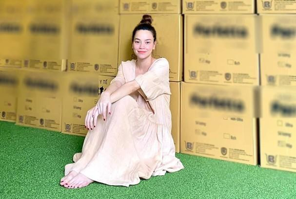 Hồ Ngọc Hà và 75 thùng khẩu trang ủng hộ Đà Nẵng hồi tháng 8/2020. Hồ Ngọc Hà và 75 thùng khẩu trang ủng hộ Đà Nẵng hồi tháng 8/2020.