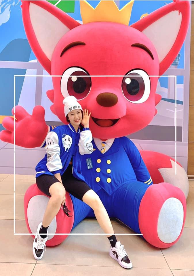 Thúy Ngân là thành viên hiếm hoi giữ được sự vui vẻ, năng lượng từ đầu đến cuối.