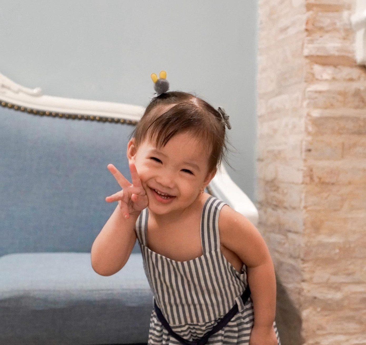 CiCi Anh Chi có nhiều biểu cảm hài hước và thường xuyên bị bố mẹ... "dìm hàng". CiCi Anh Chi có nhiều biểu cảm hài hước và thường xuyên bị bố mẹ... "dìm hàng".