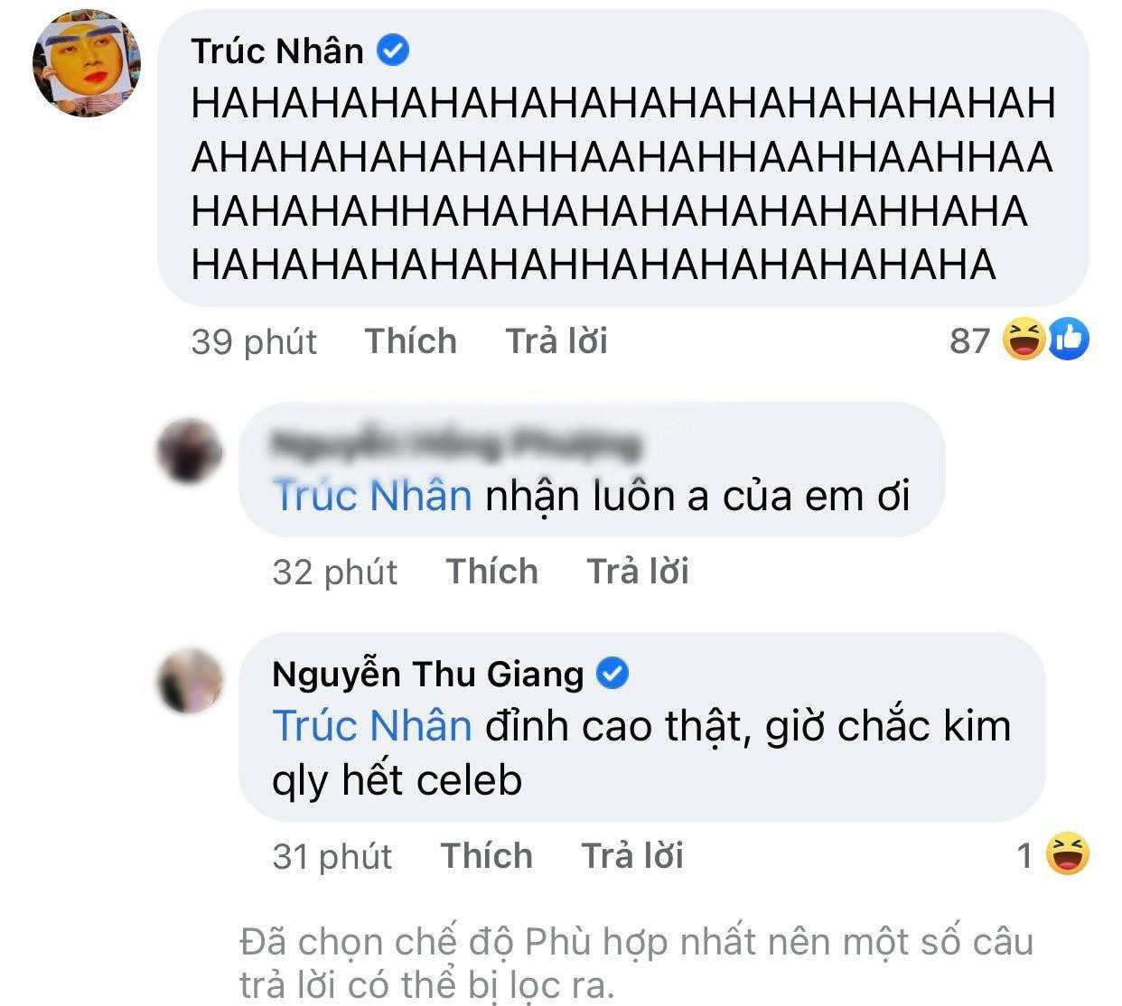 Nam ca sĩ thích thú trước tình huống này. Nam ca sĩ thích thú trước tình huống này.