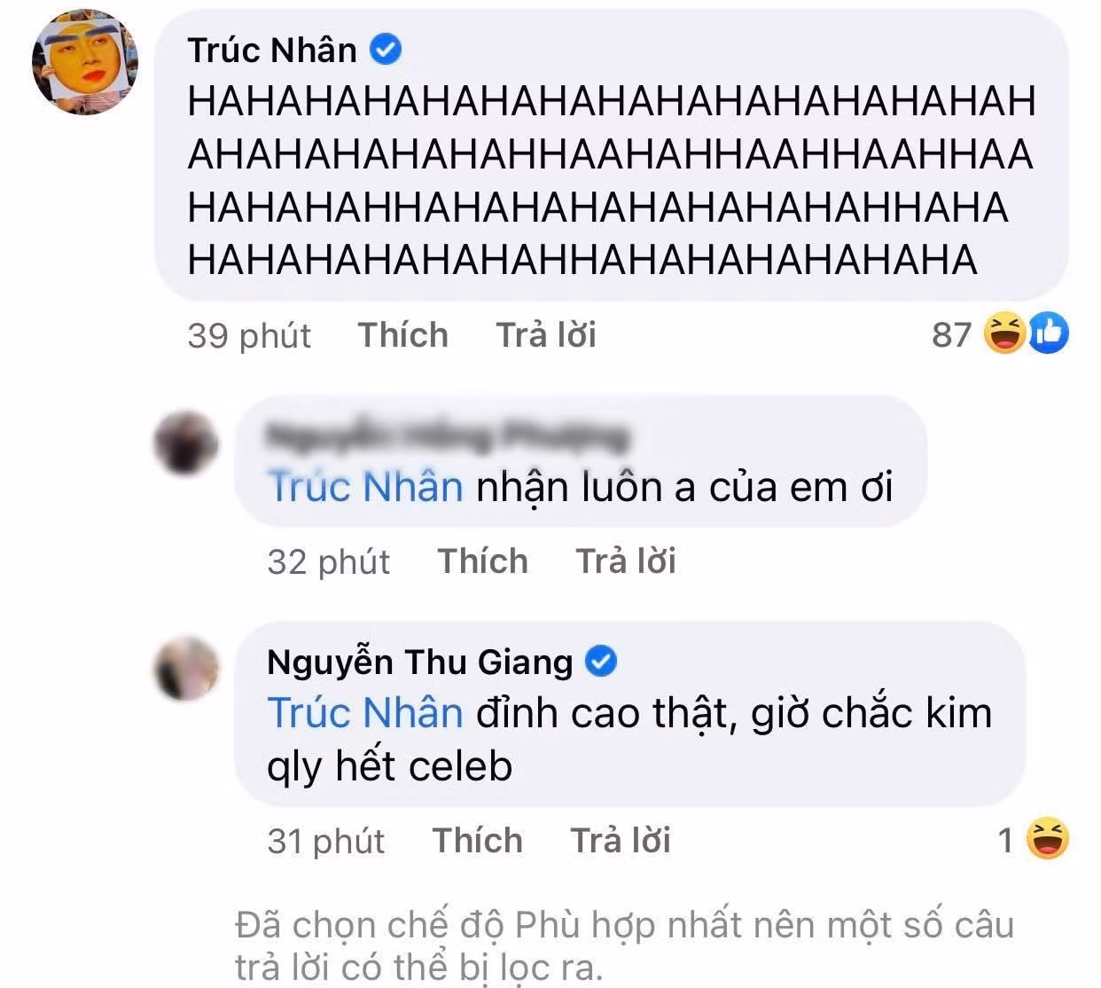 Nam ca sĩ thích thú trước tình huống này.