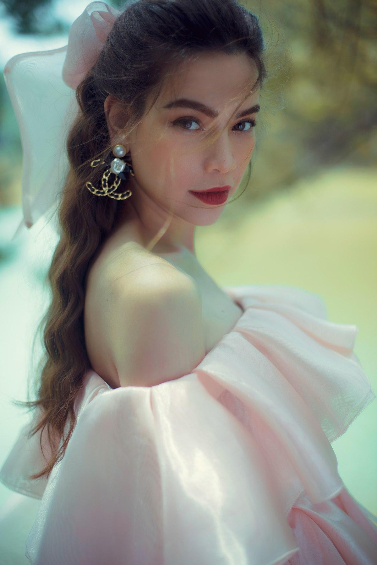 Hồ Ngọc Hà không hổ danh là &quot;nữ hoàng giải trí&quot; với mức giá quảng cáo &quot;khủng&quot;.