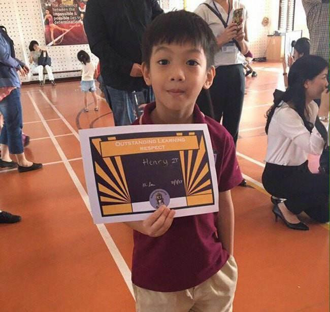 Subeo có tên tiếng Anh là Henry, cậu bé giỏi từ việc học đến các hoạt động thể thao.