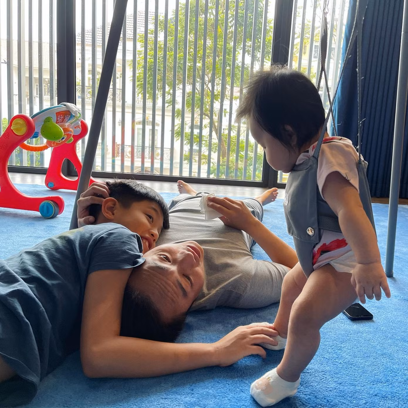 Cậu bé cũng rất yêu mến em Suchin.