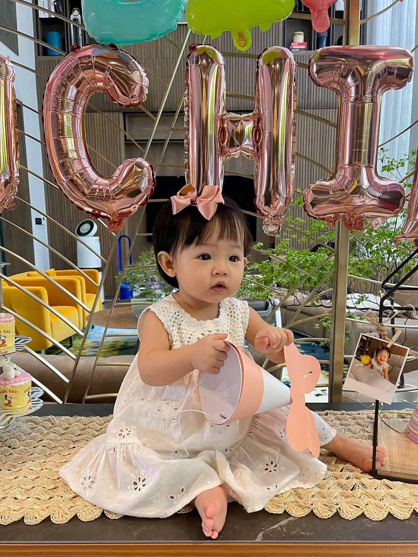 Suchin như công chúa nhỏ trong tiệc thôi nôi.