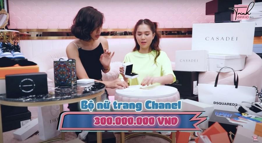 Cô khoe bộ trang sức 300 triệu nhưng đã bị mất một chiếc nhẫn vàng sau đợt trộm vào nhà. Cô khoe bộ trang sức 300 triệu nhưng đã bị mất một chiếc nhẫn vàng sau đợt trộm vào nhà.