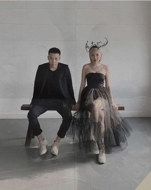 Ca sĩ về chung nhà với NSX âm nhạc Touliver hồi đầu năm 2020. Ca sĩ về chung nhà với NSX âm nhạc Touliver hồi đầu năm 2020.