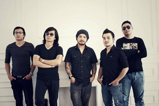 Nhóm Bức Tường thành công với nhiều bản hit nhạc Rock. Nhóm Bức Tường thành công với nhiều bản hit nhạc Rock.