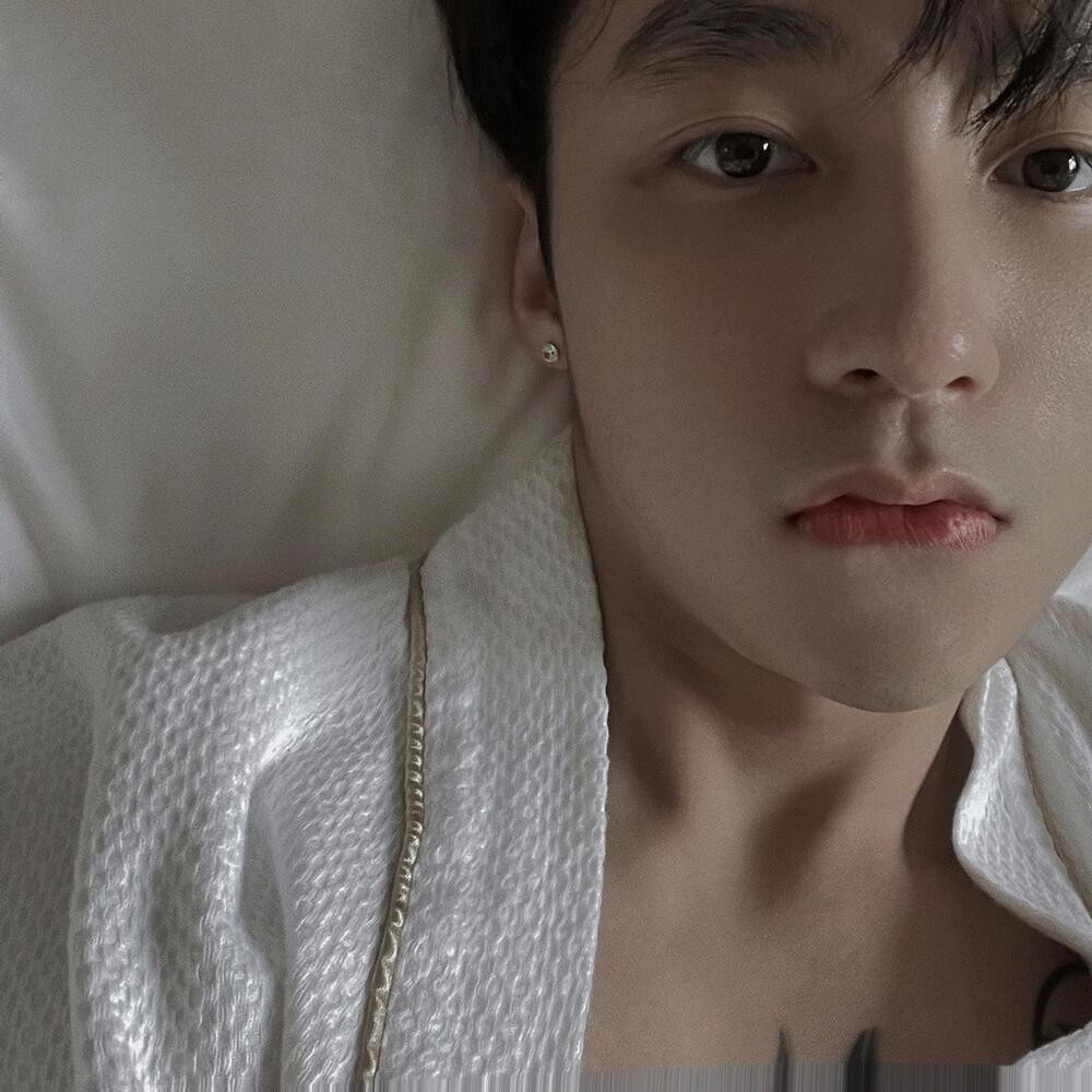 Bức ảnh trước đó giữ kỷ lục của Sơn Tùng. Bức ảnh trước đó giữ kỷ lục của Sơn Tùng.