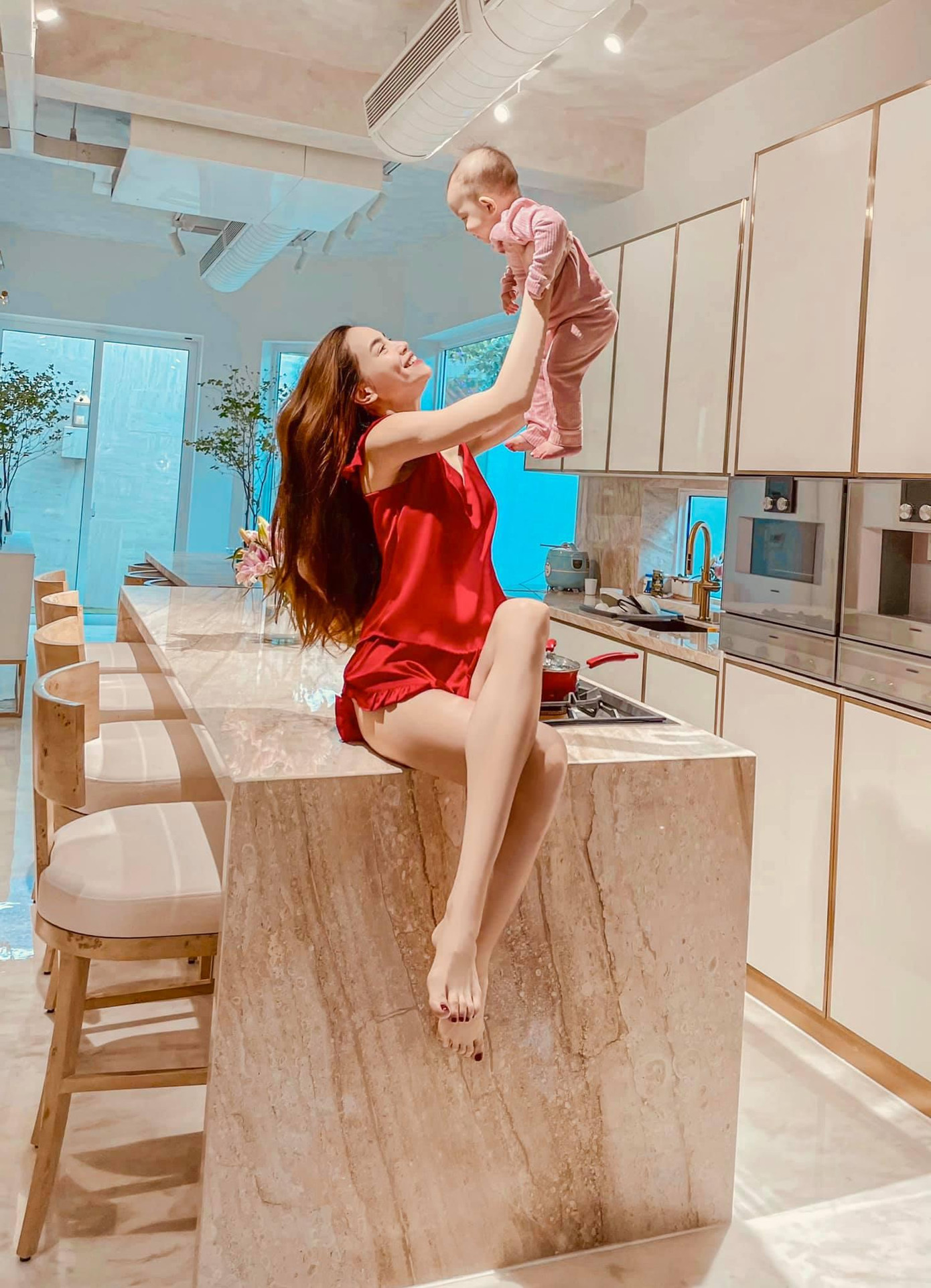 Lisa đồng hành trong những bức ảnh &quot;sống ảo&quot; gần đây của mẹ.