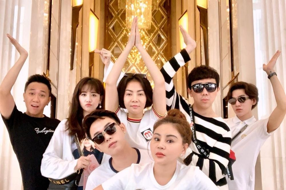 Hội bạn thân toàn người nổi tiếng của danh hài. Hội bạn thân toàn người nổi tiếng của danh hài.