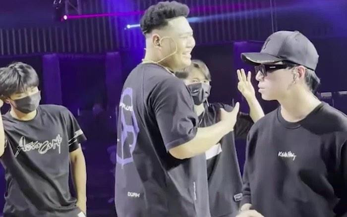 Không khí vui vẻ giữa Karik và các cựu học trò khiến fan Rap Việt thêm háo hức chờ đón show diễn. Không khí vui vẻ giữa Karik và các cựu học trò khiến fan Rap Việt thêm háo hức chờ đón show diễn.