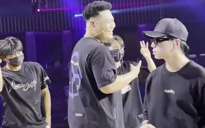 Không khí vui vẻ giữa Karik và các cựu học trò khiến fan Rap Việt thêm háo hức chờ đón show diễn.