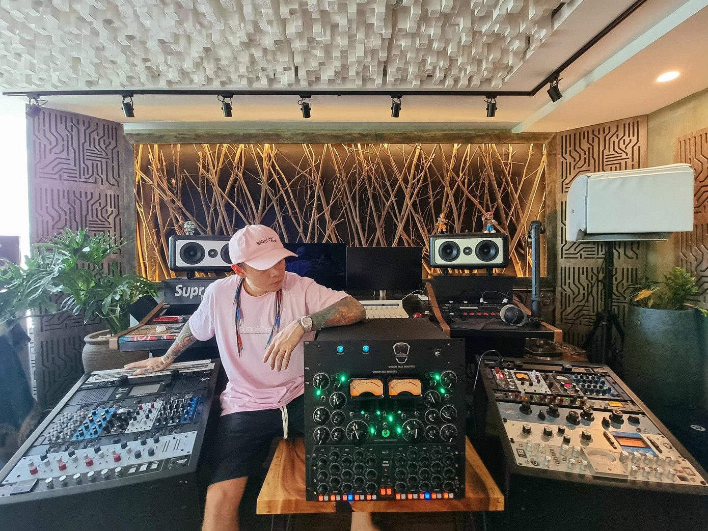 Nhiều netizen nhận xét nhìn phòng làm nhạc của chủ nhân hit So Far như trung tâm NASA. Nhiều netizen nhận xét nhìn phòng làm nhạc của chủ nhân hit So Far như trung tâm NASA.