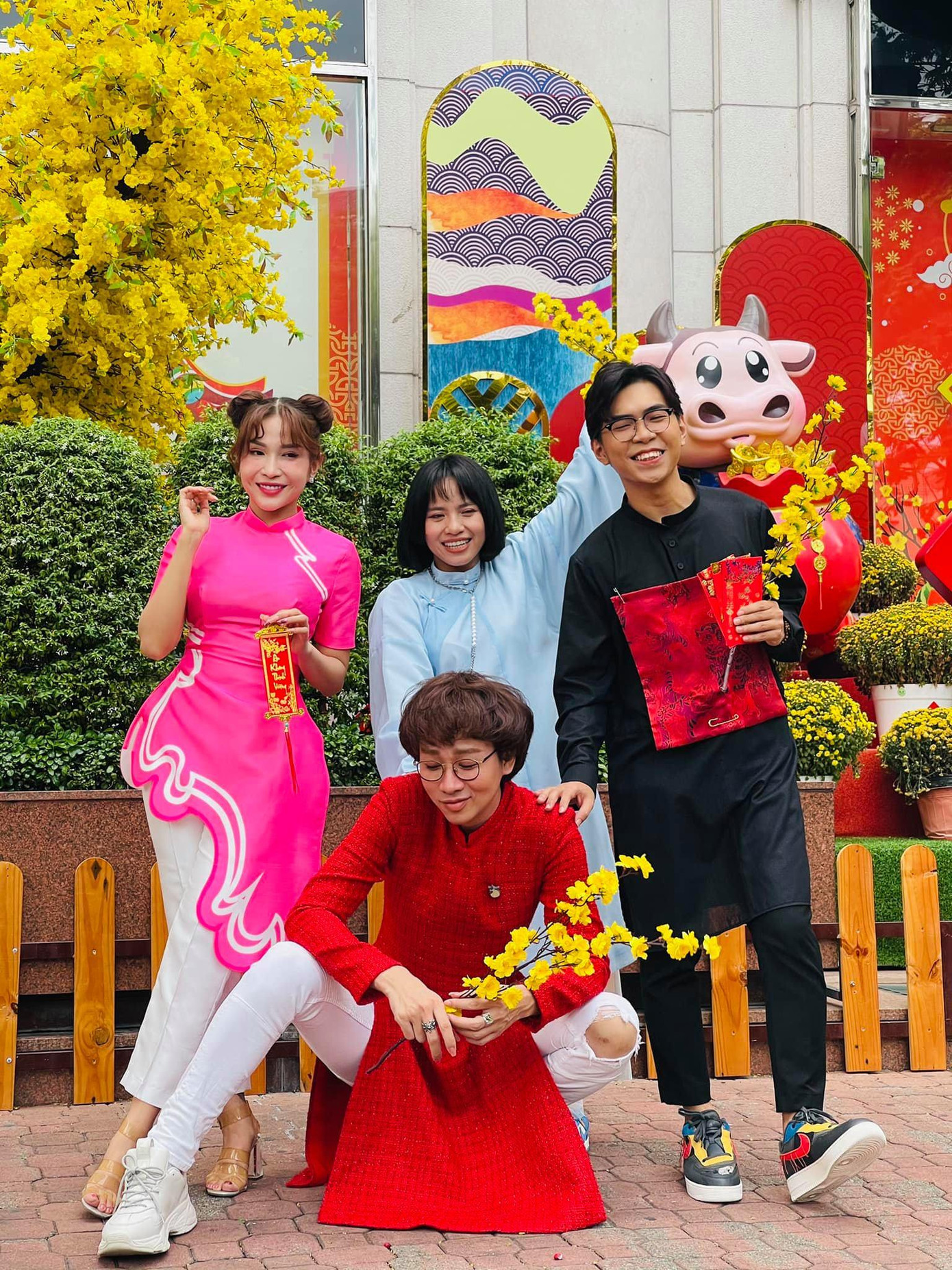 Cô có mối quan hệ thân thiết với các nghệ sĩ chung sân khấu.